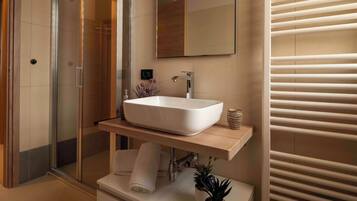 Douche, sèche-cheveux, bidet, serviettes fournies