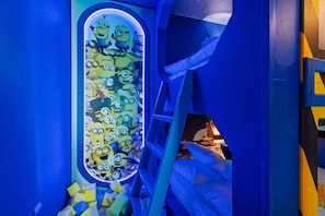 Ein Spielbereich mit einem Fenster, das mit Figuren aus Minions verziert ist.