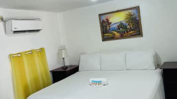 Phòng tiện nghi đơn giản, quang cảnh bãi biển | Bàn