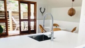 Dining - Nelson Waterfront | Stunning Harbour Views | 2BR (Nelson)