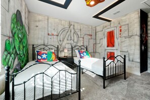 Une chambre avec deux lits, une fresque murale et un décor de plafond original.
