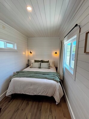 Room - Lux Container Home 10 Min to GNP River Camp A (Babb)
