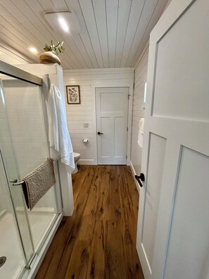 Bathroom - Lux Container Home 10 Min to GNP River Camp A (Babb)