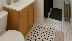 Un baño con inodoro, lavamanos, espejo y cortina de ducha.