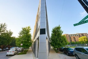 Exterior - Sleek 1BR Apartment w/ In-unit Laundry (Chicago)
