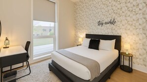 Tabla de planchar con plancha, cuna de viaje, wifi y ropa de cama 