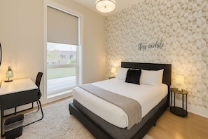 Iron/ironing board, travel cot, WiFi, bed sheets - Sleek 1BR Apartment w/ In-unit Laundry (Chicago)