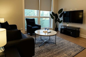 TV, offices - Sleek 1BR Apartment w/ In-unit Laundry (Chicago)