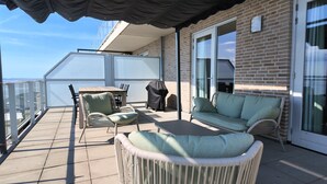 Outdoor dining - Modern, fully equipped apartment with a spacious terrace overlooking the Oosterschelde. Suitable for four persons. (Scherpenisse)