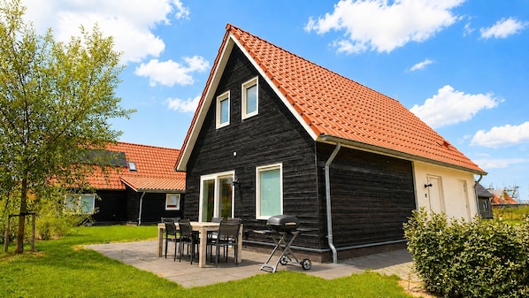 Exterior - Detached villa with spacious garden, BBQ and stylish interior. Close to the Oosterschelde. (Scherpenisse)