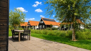 Outdoor dining - Detached villa with spacious garden, BBQ and stylish interior. Close to the Oosterschelde. (Scherpenisse)