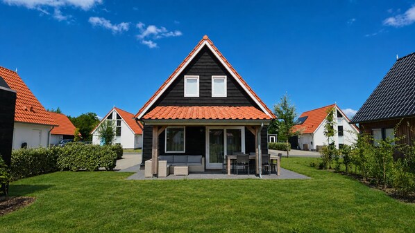Exterior - Detached villa in Scherpenisse: a villa for 6 people with a covered terrace, sweeping views and an en-suite bathroom. (Scherpenisse)