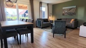 Dining - Detached villa in Scherpenisse: a villa for 6 people with a covered terrace, sweeping views and an en-suite bathroom. (Scherpenisse)