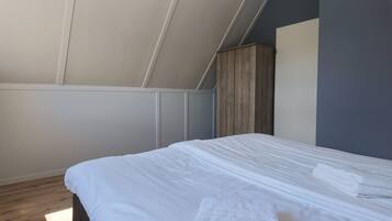 Una camera da letto con un letto, un armadio e una finestra.