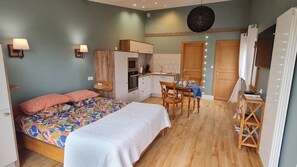 A compact room with a bed, a kitchenette, a dining area, and a small workspace. - Studio Ô de Mer - 20 meters from the beach in Sangatte (Sangatte)