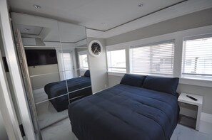 Room - Sunset Views New Luxury Living 4 Bedroom Castle (Vancouver)