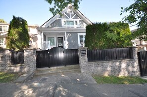 Exterior - Sunset Views Bright New Luxurious 3 Bedroom Castle (Vancouver)