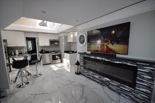 Sunset Views Bright New Luxurious 3 Bedroom Castle