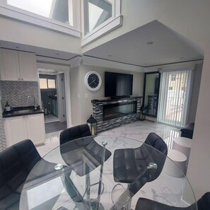 Dining - Sunset Views Bright New Luxurious 3 Bedroom Castle (Vancouver)