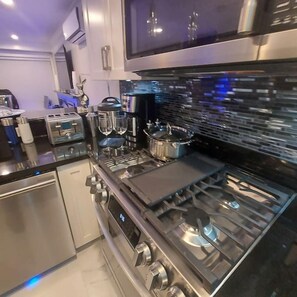 A modern kitchen with stainless steel appliances, a built-in oven, and a microwave. - Beautiful Luxurious 3 Bed Townhouse (Vancouver)