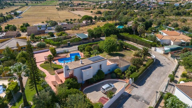 Un quartiere residenziale con case, una piscina e una strada.