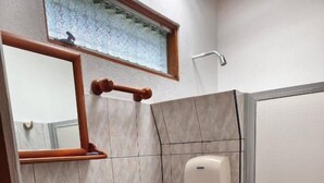 A bathroom with a sink, toilet, and shower. - Hotel Villa Fortuna (La Fortuna)