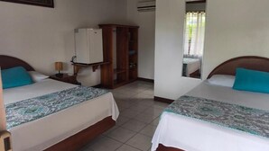 A room with two beds, a wardrobe, a desk, and a window. - Hotel Villa Fortuna (La Fortuna)