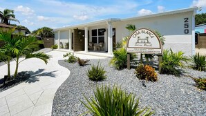 Een gebouw met een bord waarop 'Casa Blanca Cocoa Beach' staat en een website-adres.