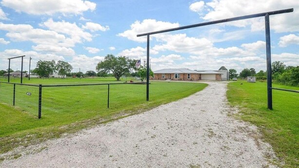Sports court - 5-Acre Ranch Retreat with Pool near Medical Center & NASA (Rosharon)