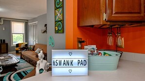 Un soggiorno con divano, tavolino e un elemento decorativo a parete.