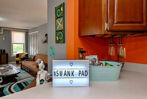 Een woonkamer met een bank, een salontafel en een decoratief wandobject.