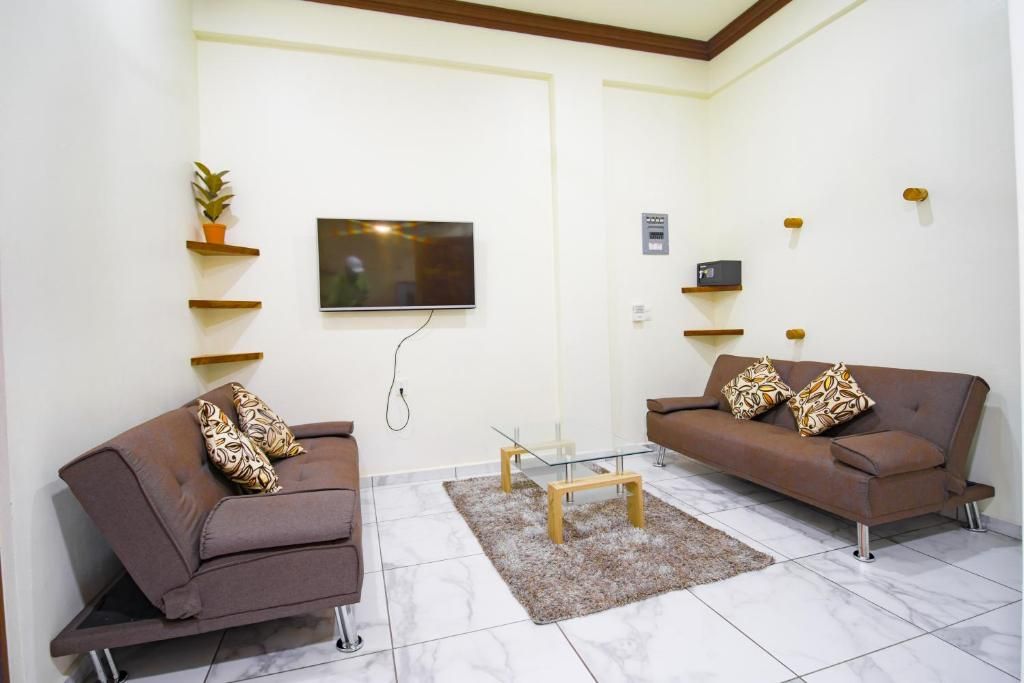 Family Suite | Living area | 48-inch Smart TV with cable channels