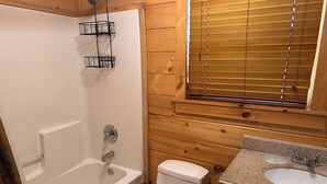 Une salle de bain avec une baignoire, des toilettes et un lavabo.