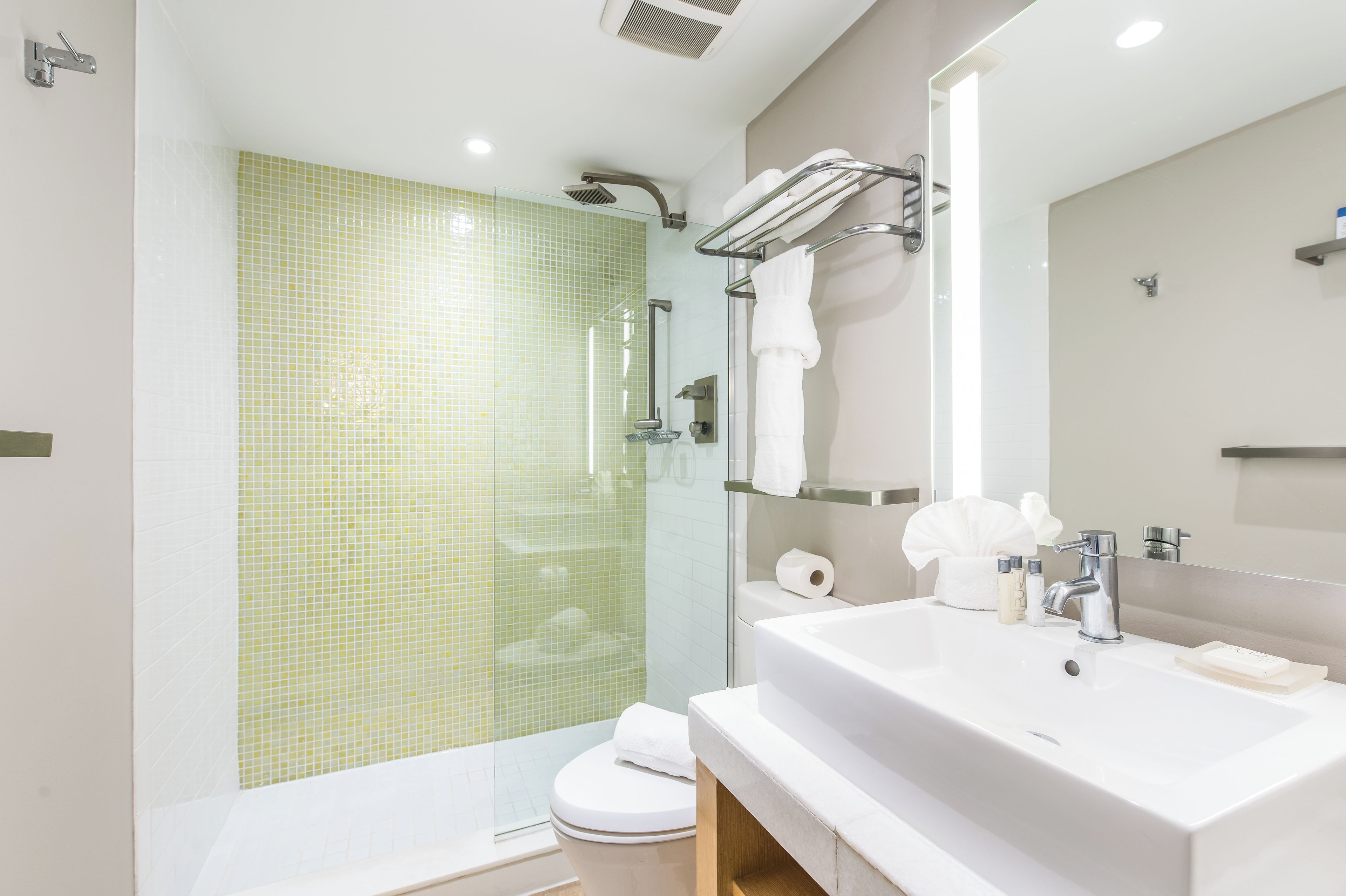 Un bagno moderno con doccia, wc e lavandino.