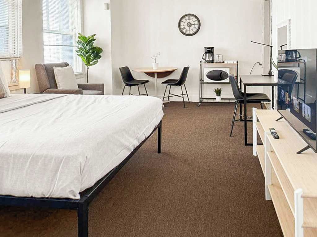 Tabla de planchar con plancha, cuna de viaje, wifi y ropa de cama 