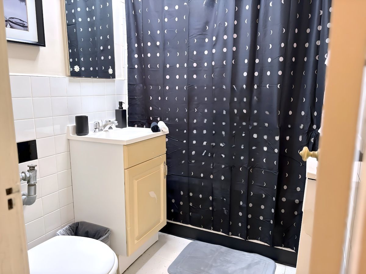 Shower, hair dryer, towels, shampoo