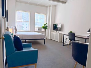 Iron/ironing board, travel crib, WiFi, bed sheets - Gold Coast Hideaway | Vintage & Inviting Studio (Chicago)
