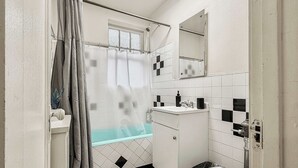 Shower, hair dryer, towels, shampoo - Chic Studio in the Heart of the Gold Coast (Chicago)