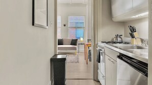 Coffee/tea maker, microwave, oven, stovetop - Chic Studio in the Heart of the Gold Coast (Chicago)