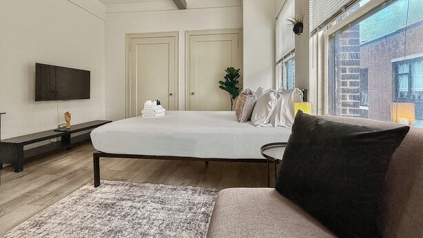 Iron/ironing board, travel crib, WiFi, bed sheets - Chic Studio in the Heart of the Gold Coast (Chicago)