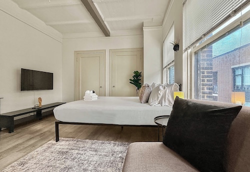 Chic Studio in the Heart of the Gold Coast