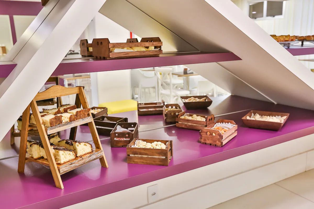 Une vitrine de boulangerie présentant diverses pâtisseries disposées sur des étagères et dans des plateaux.
