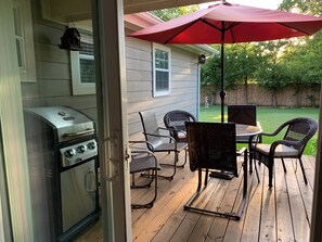 Outdoor dining - Charming 3-bedroom home in Historic Grapevine just off of Main St, mins to DFW (Grapevine)