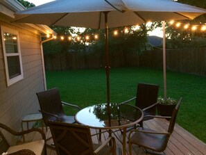 Outdoor dining - Charming 3-bedroom home in Historic Grapevine just off of Main St, mins to DFW (Grapevine)