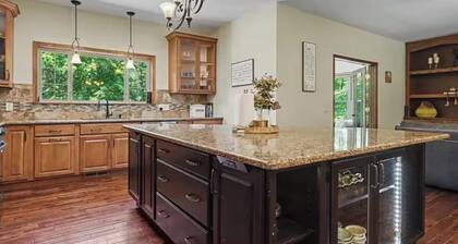 5-bedroom house in New London Waterfront, Pickleball,Basketball,Fishing,Gameroom