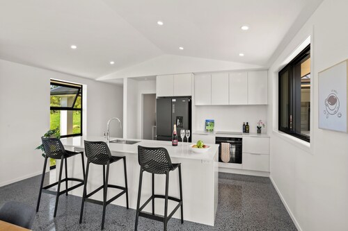 Sun-soaked Cooks Beach - New 3-bedroom home