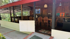 Outdoor dining - Costa Rican Country Style house in adorable Sámara Beach with cool AC breeze (Sámara)