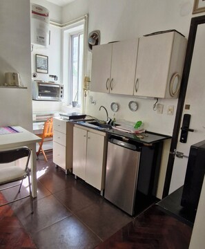 A compact kitchen with a sink, cabinets, and a countertop. - Elegant apartment in La Recoleta. (Buenos Aires)