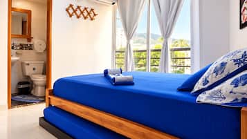 Chambre triple Standard, balcon, vue sur la montagne | Accès au Wi-Fi (inclus)