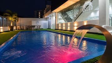 Una piscina al aire libre